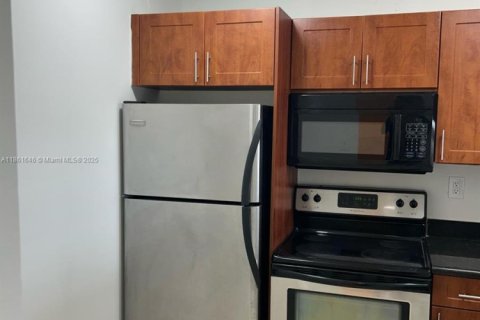 Condo in Miami, Florida, 1 bedroom  № 1891579 - photo 6