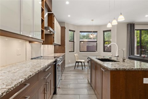 House in Orlando, Florida 4 bedrooms, 274.99 sq.m. № 2100691 - photo 4