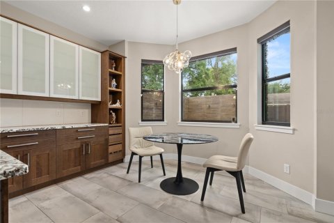 House in Orlando, Florida 4 bedrooms, 274.99 sq.m. № 2100691 - photo 9