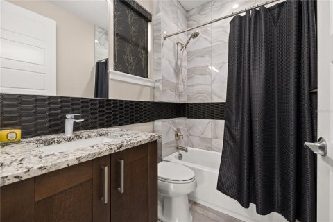 House in Orlando, Florida 4 bedrooms, 274.99 sq.m. № 2100691 - photo 15