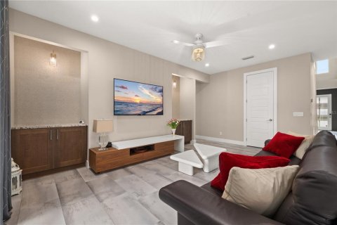 House in Orlando, Florida 4 bedrooms, 274.99 sq.m. № 2100691 - photo 11