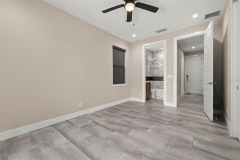 House in Orlando, Florida 4 bedrooms, 274.99 sq.m. № 2100691 - photo 14