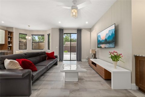 House in Orlando, Florida 4 bedrooms, 274.99 sq.m. № 2100691 - photo 10