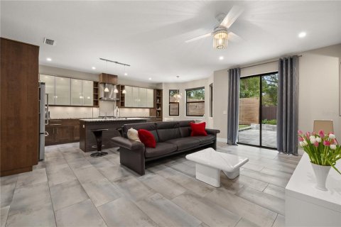House in Orlando, Florida 4 bedrooms, 274.99 sq.m. № 2100691 - photo 2