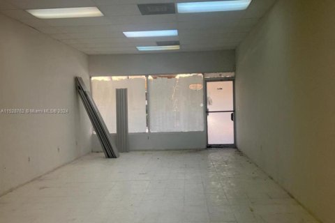Tienda en alquiler en Sweetwater, Florida № 1208241 - foto 1