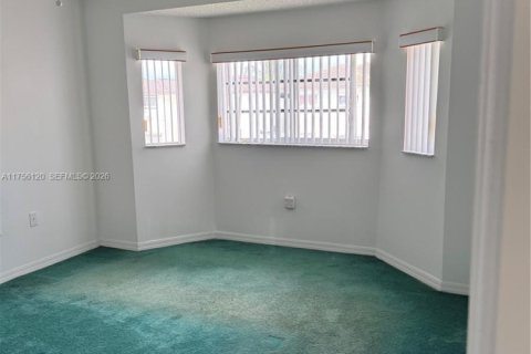 House in Miami, Florida 4 bedrooms, 169.83 sq.m. № 2061005 - photo 10