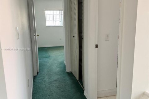 House in Miami, Florida 4 bedrooms, 169.83 sq.m. № 2061005 - photo 14