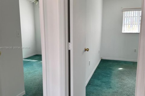 House in Miami, Florida 4 bedrooms, 169.83 sq.m. № 2061005 - photo 13