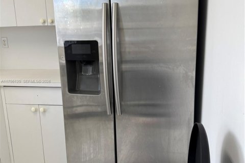 House in Miami, Florida 4 bedrooms, 169.83 sq.m. № 2061005 - photo 22