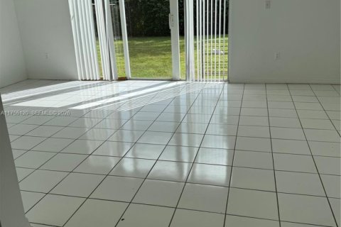 House in Miami, Florida 4 bedrooms, 169.83 sq.m. № 2061005 - photo 4