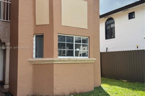 House in Miami, Florida 4 bedrooms, 169.83 sq.m. № 2061005 - photo 23