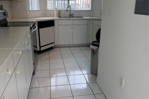 House in Miami, Florida 4 bedrooms, 169.83 sq.m. № 2061005 - photo 17