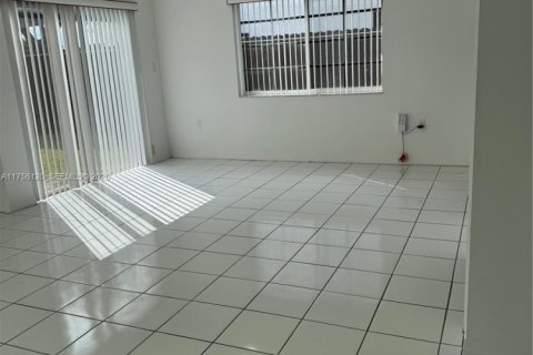 House in Miami, Florida 4 bedrooms, 169.83 sq.m. № 2061005 - photo 16