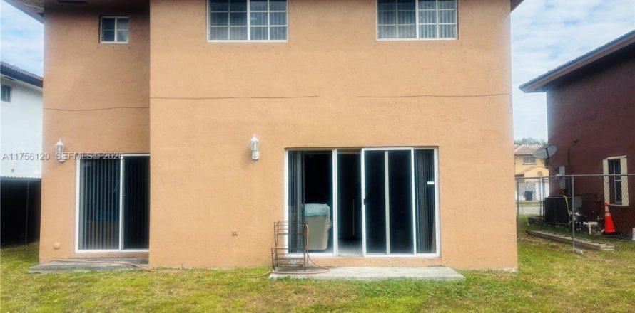 House in Miami, Florida 4 bedrooms, 169.83 sq.m. № 2061005