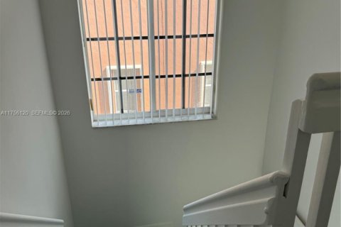 House in Miami, Florida 4 bedrooms, 169.83 sq.m. № 2061005 - photo 6