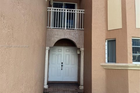 House in Miami, Florida 4 bedrooms, 169.83 sq.m. № 2061005 - photo 24