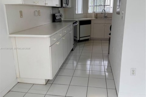 House in Miami, Florida 4 bedrooms, 169.83 sq.m. № 2061005 - photo 18