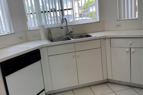 House in Miami, Florida 4 bedrooms, 169.83 sq.m. № 2061005 - photo 20