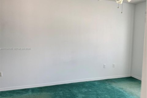 House in Miami, Florida 4 bedrooms, 169.83 sq.m. № 2061005 - photo 9