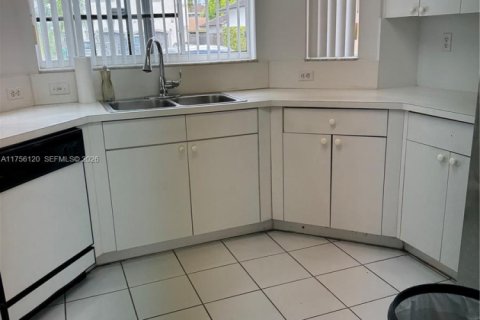 House in Miami, Florida 4 bedrooms, 169.83 sq.m. № 2061005 - photo 7