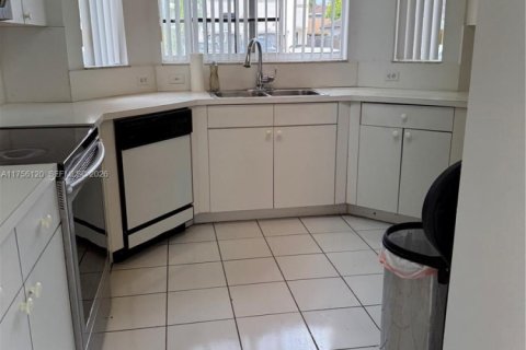 House in Miami, Florida 4 bedrooms, 169.83 sq.m. № 2061005 - photo 8