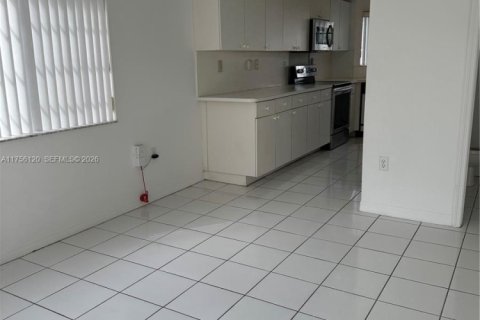 House in Miami, Florida 4 bedrooms, 169.83 sq.m. № 2061005 - photo 15