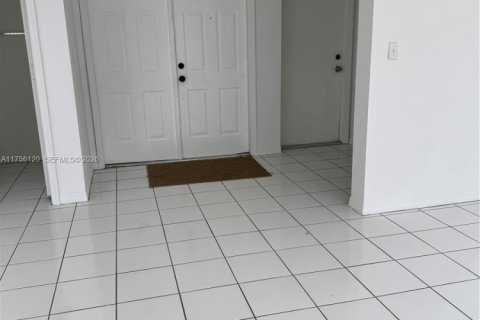 House in Miami, Florida 4 bedrooms, 169.83 sq.m. № 2061005 - photo 19