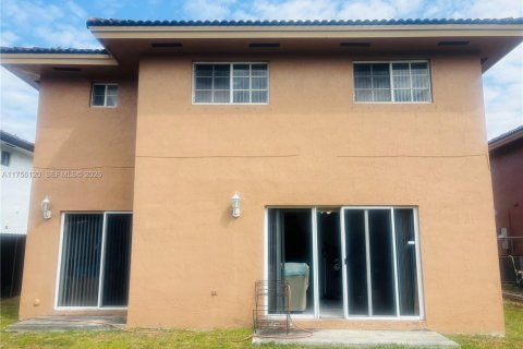 House in Miami, Florida 4 bedrooms, 169.83 sq.m. № 2061005 - photo 2