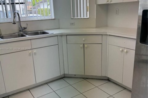 House in Miami, Florida 4 bedrooms, 169.83 sq.m. № 2061005 - photo 25