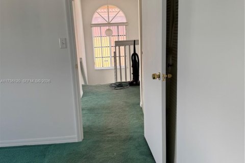 House in Miami, Florida 4 bedrooms, 169.83 sq.m. № 2061005 - photo 5