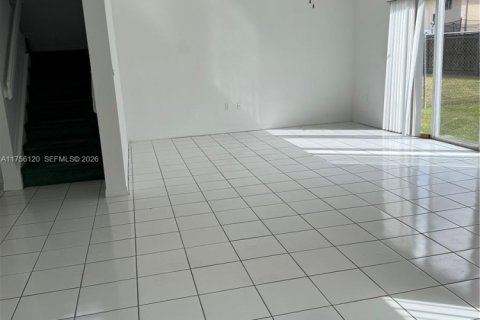 House in Miami, Florida 4 bedrooms, 169.83 sq.m. № 2061005 - photo 12