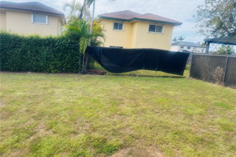 House in Miami, Florida 4 bedrooms, 169.83 sq.m. № 2061005 - photo 3