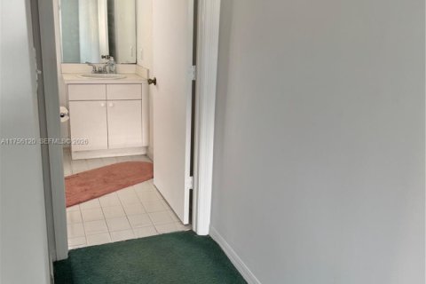 House in Miami, Florida 4 bedrooms, 169.83 sq.m. № 2061005 - photo 11