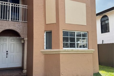 House in Miami, Florida 4 bedrooms, 169.83 sq.m. № 2061005 - photo 28