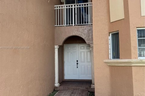 House in Miami, Florida 4 bedrooms, 169.83 sq.m. № 2061005 - photo 21