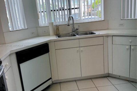 House in Miami, Florida 4 bedrooms, 169.83 sq.m. № 2061005 - photo 27