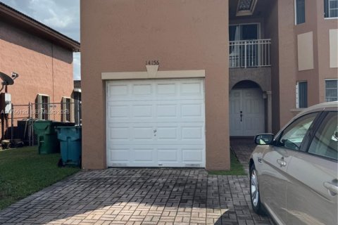 House in Miami, Florida 4 bedrooms, 169.83 sq.m. № 2061005 - photo 26