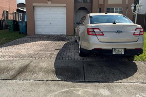 House in Miami, Florida 4 bedrooms, 169.83 sq.m. № 2061005 - photo 29