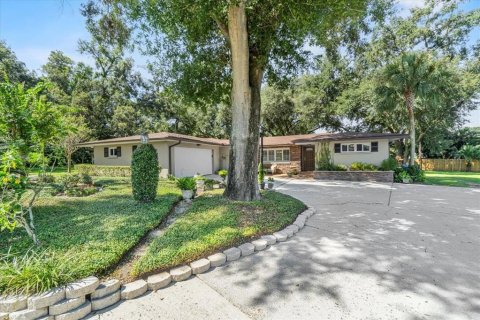 House in Lakeland, Florida 3 bedrooms, 242.66 sq.m. № 1913696 - photo 1