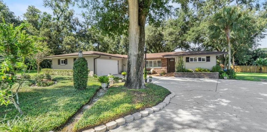 House in Lakeland, Florida 3 bedrooms, 242.66 sq.m. № 1913696