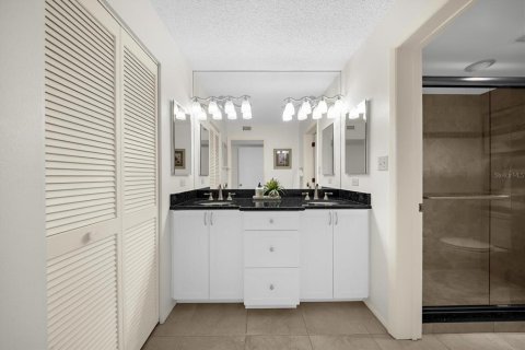Condo in Longboat Key, Florida, 2 bedrooms  № 2375695 - photo 13