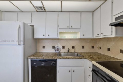 Copropriété à vendre à Pompano Beach, Floride: 2 chambres, 102.19 m2 № 2067836 - photo 15