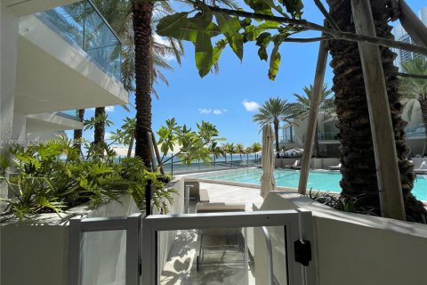 Купить кондоминиум в Санни-Айлс-Бич, Флорида 21.37м2, № 1959435 - фото 1