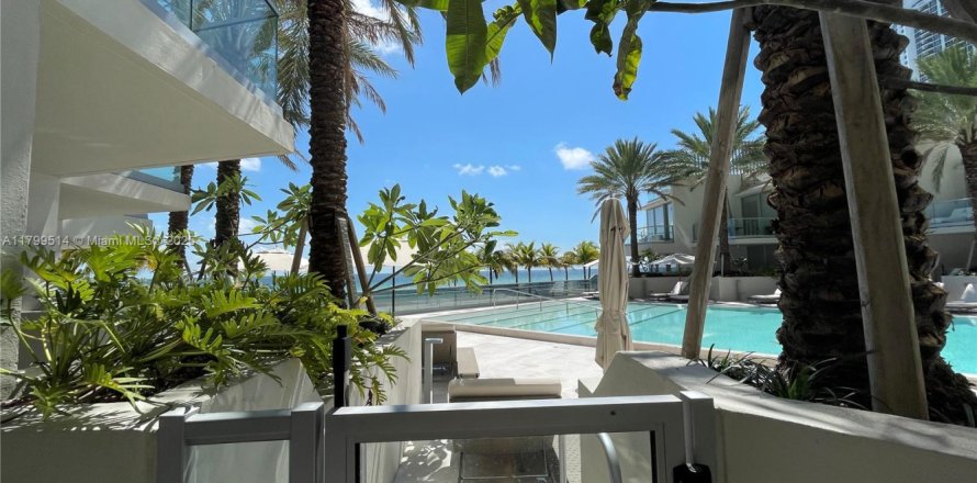 Студия в кондо в Санни-Айлс-Бич, Флорида № 1959435