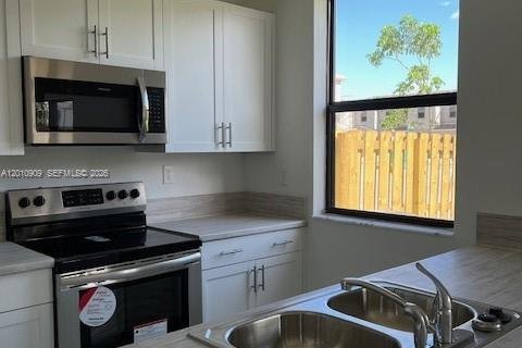 Townhouse in Miami, Florida 3 bedrooms, 123.65 sq.m. № 2076127 - photo 4