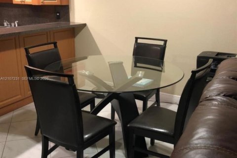 Appartement à louer à Hialeah, Floride: 2 chambres, 91.04 m2 № 2417800 - photo 6