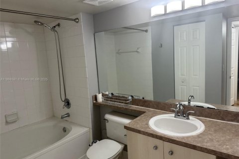 Condo in Pembroke Pines, Florida, 2 bedrooms  № 1922672 - photo 7