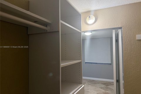 Condo in Pembroke Pines, Florida, 2 bedrooms  № 1922672 - photo 6