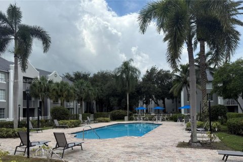 Condo in Pembroke Pines, Florida, 2 bedrooms  № 1922672 - photo 13