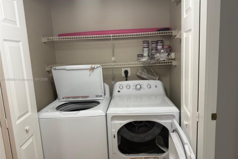 Condo in Pembroke Pines, Florida, 2 bedrooms  № 1922672 - photo 9